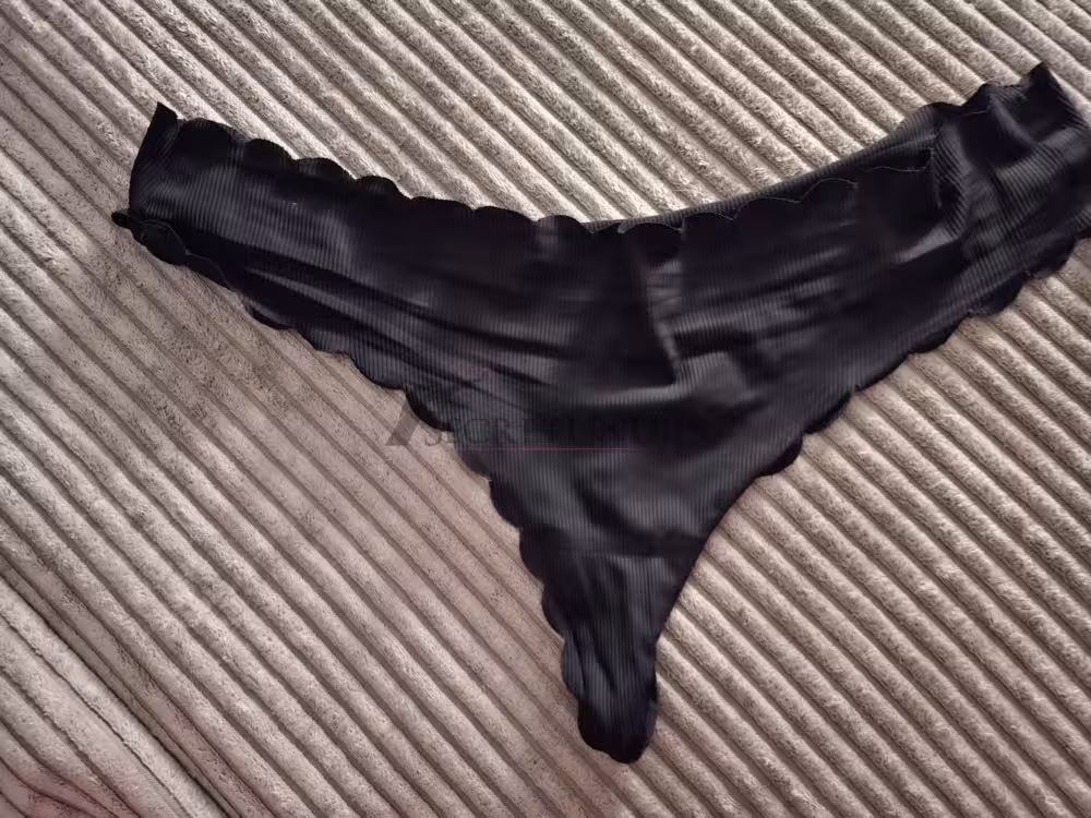 Schwarzer Tanga- extra für dich getragen – Bild 2