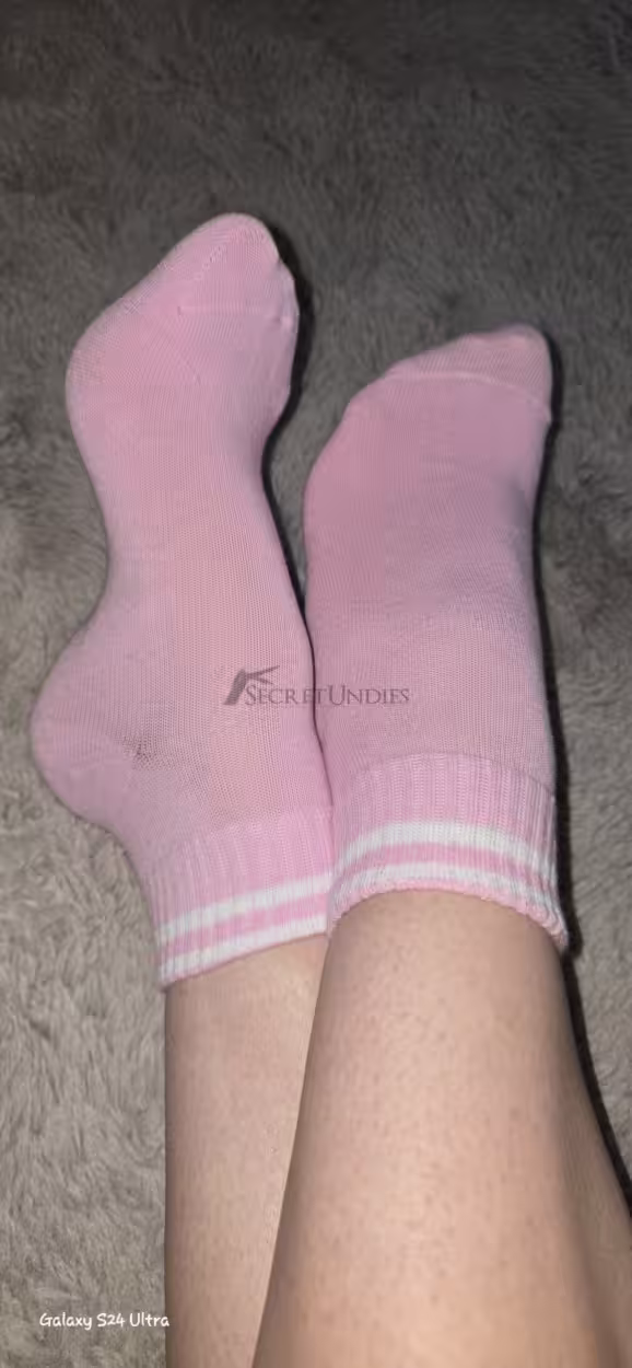 „Rosa Socken – weich & bequem getragen“