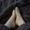 Weiße schwitzige Tennissocken