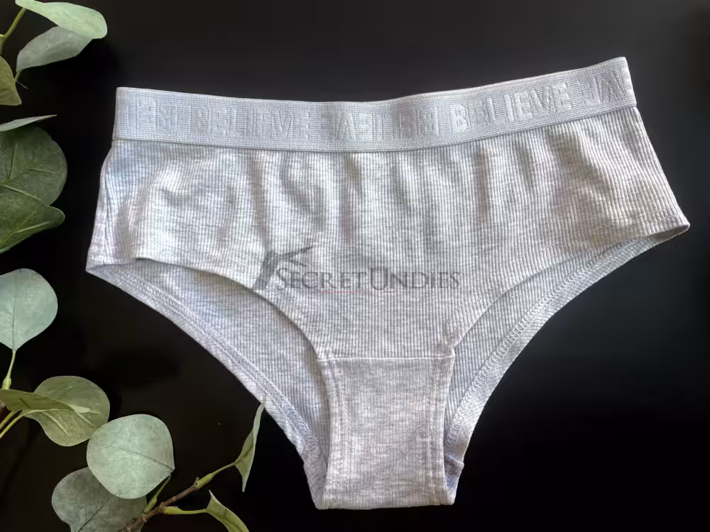 Hellgraue getragene Unterhose – Bild 2