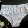 Hellgraue getragene Unterhose