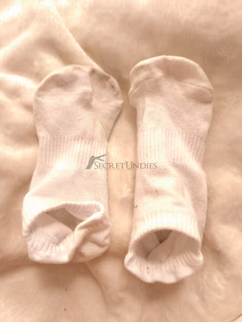 2 Tage getragene weiße Sneaker Socken - im Alltag und beim intensiven Sport 2 2 Tage getragene weiße Sneaker Socken - im Alltag und beim intensiven Sport – Bild 2