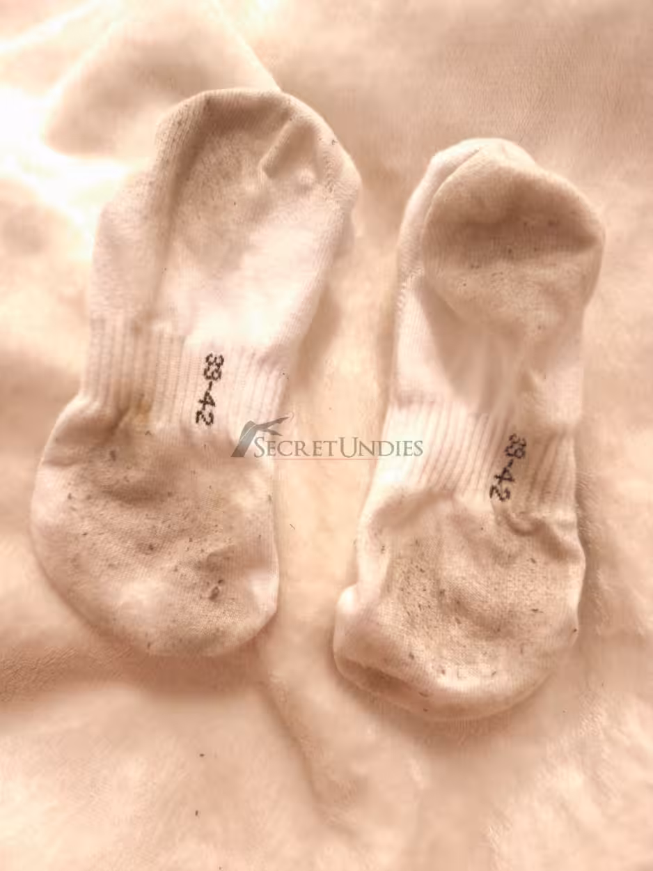 2 Tage getragene weiße Sneaker Socken - im Alltag und beim intensiven Sport 3 2 Tage getragene weiße Sneaker Socken - im Alltag und beim intensiven Sport – Bild 3