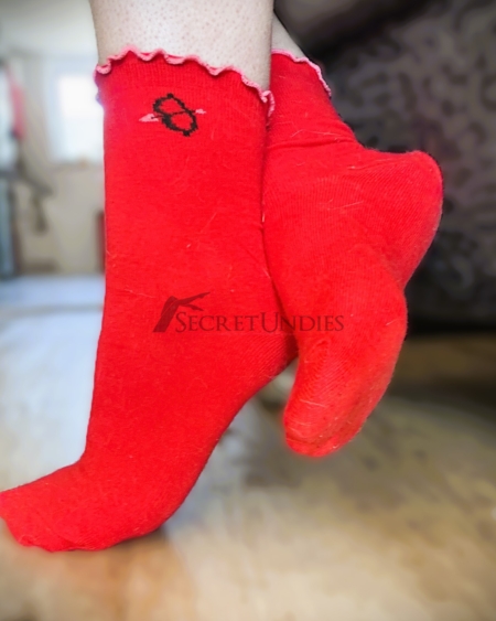 Rote Statement Socken 24h getragen