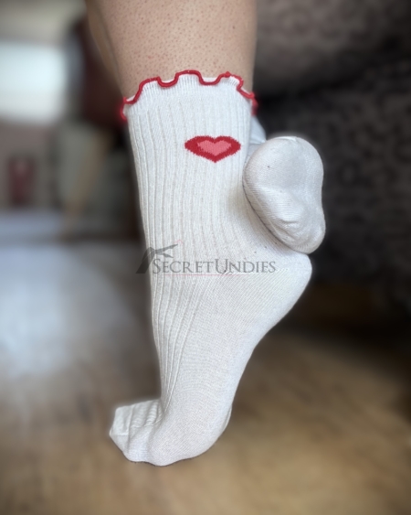 Weiße Socken mit Herz