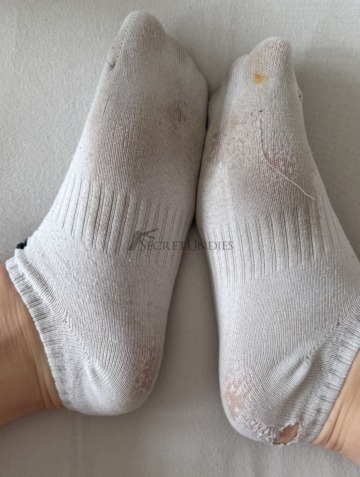 getragene Sneaker Socken