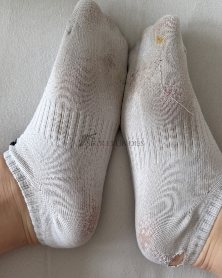 getragene Sneaker Socken