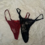 Roter/Schwarzer Spitzen-Tanga