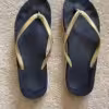 Schwarz-goldene Zehentrenner / FlipFlops