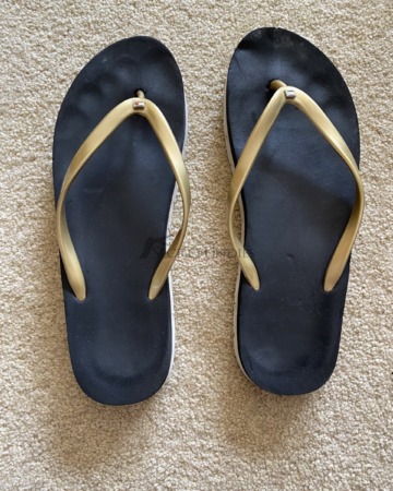 Schwarz-goldene Zehentrenner / FlipFlops