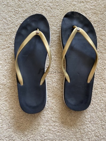 Schwarz-goldene Zehentrenner / FlipFlops