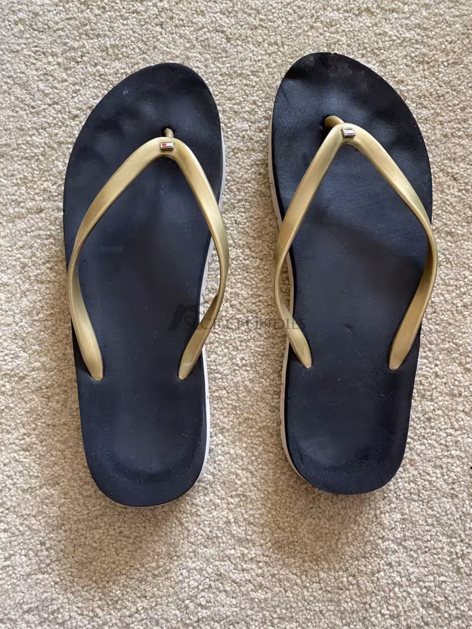 Schwarz-goldene Zehentrenner / FlipFlops