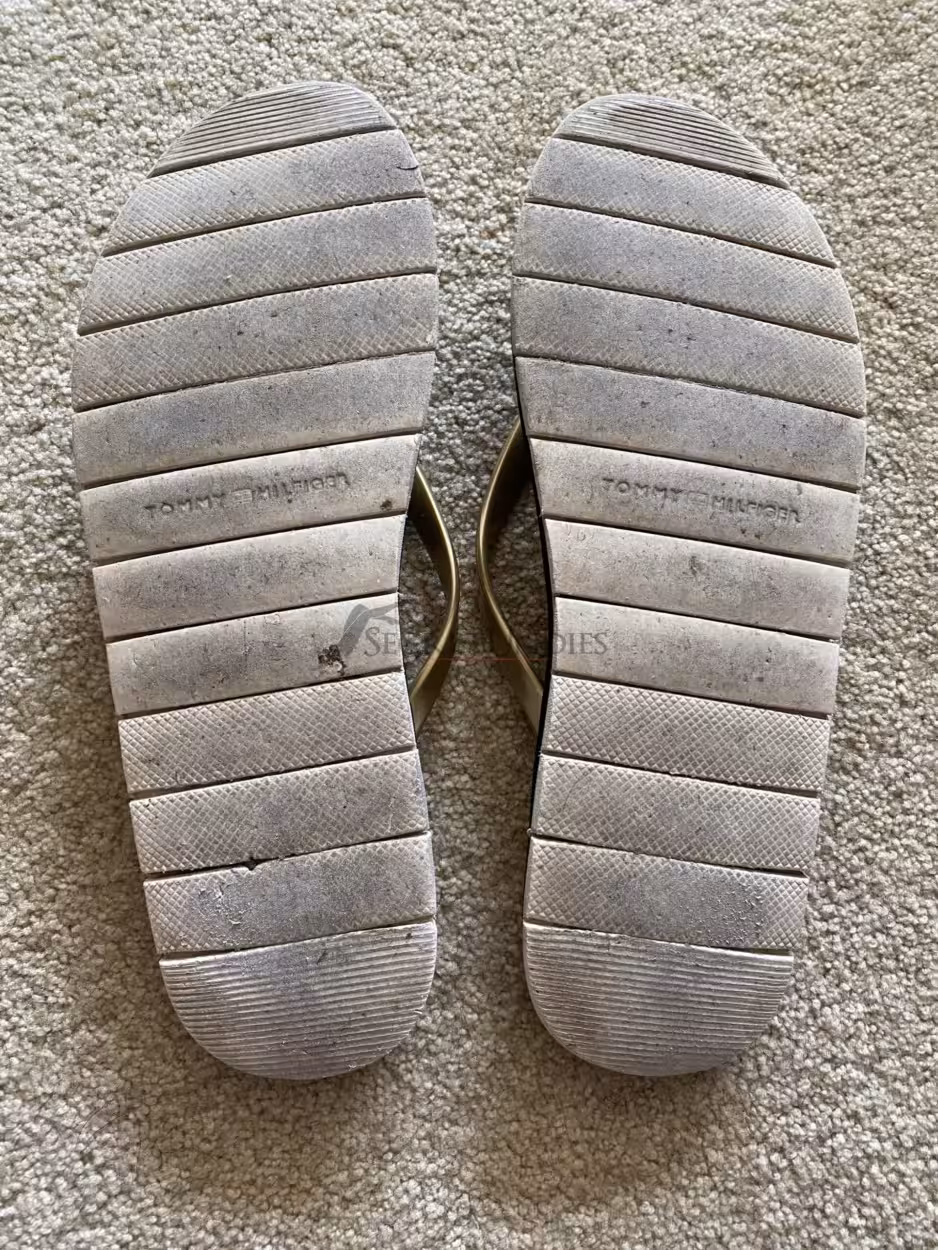 Schwarz-goldene Zehentrenner / FlipFlops – Bild 2