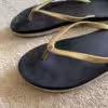 Schwarz-goldene Zehentrenner / FlipFlops