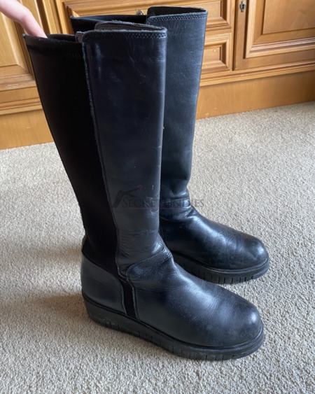 Schwarz. Klar. Markant. Geliebte Lederstiefel.