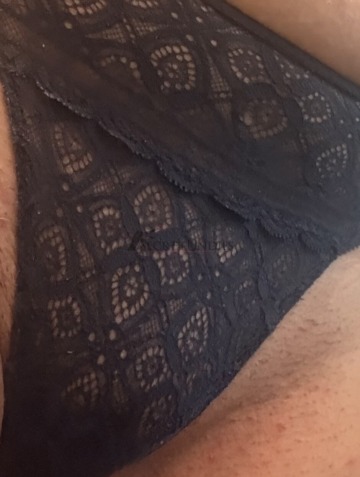 Blauer spitzen String- nach oralsex getragen mit geilem Ausfluss