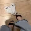 Schöne weiß lackierte fußnägel, mit schön getragenen Nike Socken