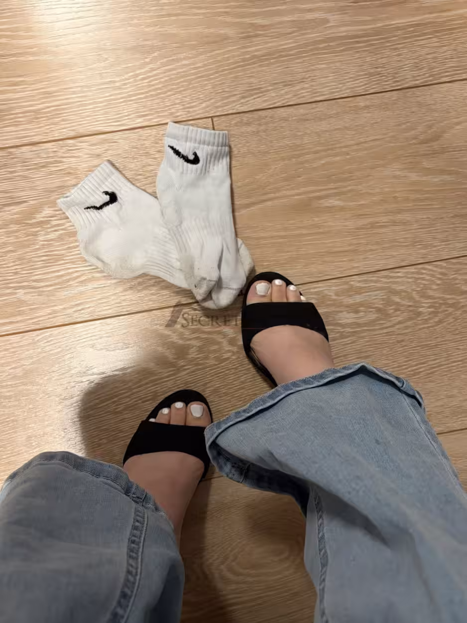 Schöne weiß lackierte fußnägel, mit schön getragenen Nike Socken – Bild 2