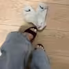 Schöne weiß lackierte fußnägel, mit schön getragenen Nike Socken