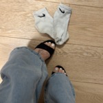 Schöne weiß lackierte fußnägel, mit schön getragenen Nike Socken