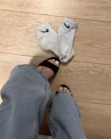 Kategorie getragene Jeans & Hosen kaufen 25 Schöne weiß lackierte fußnägel, mit schön getragenen Nike Socken