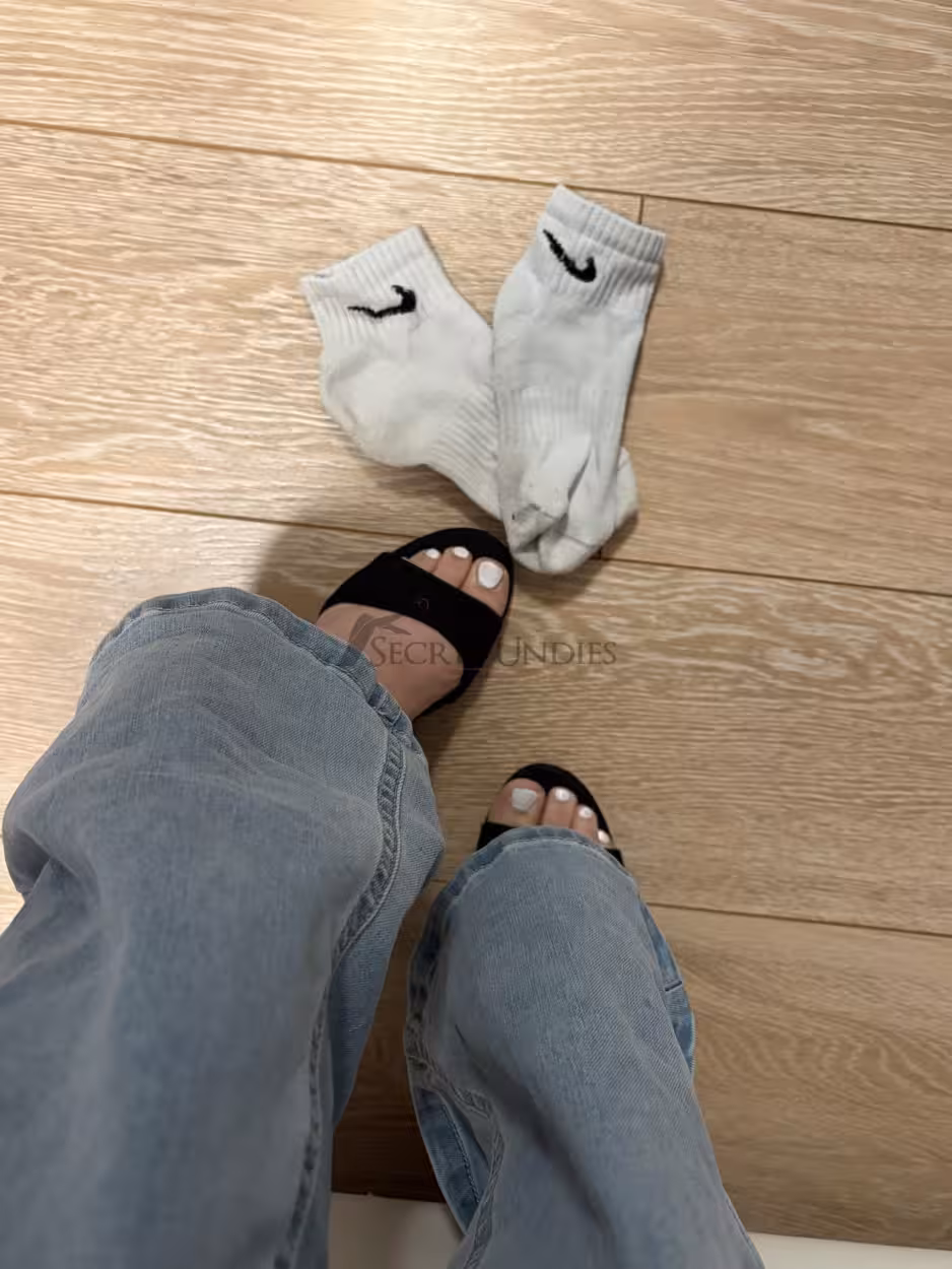 Schöne weiß lackierte fußnägel, mit schön getragenen Nike Socken