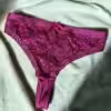 Getragener Lila/Violetter String, glänzend