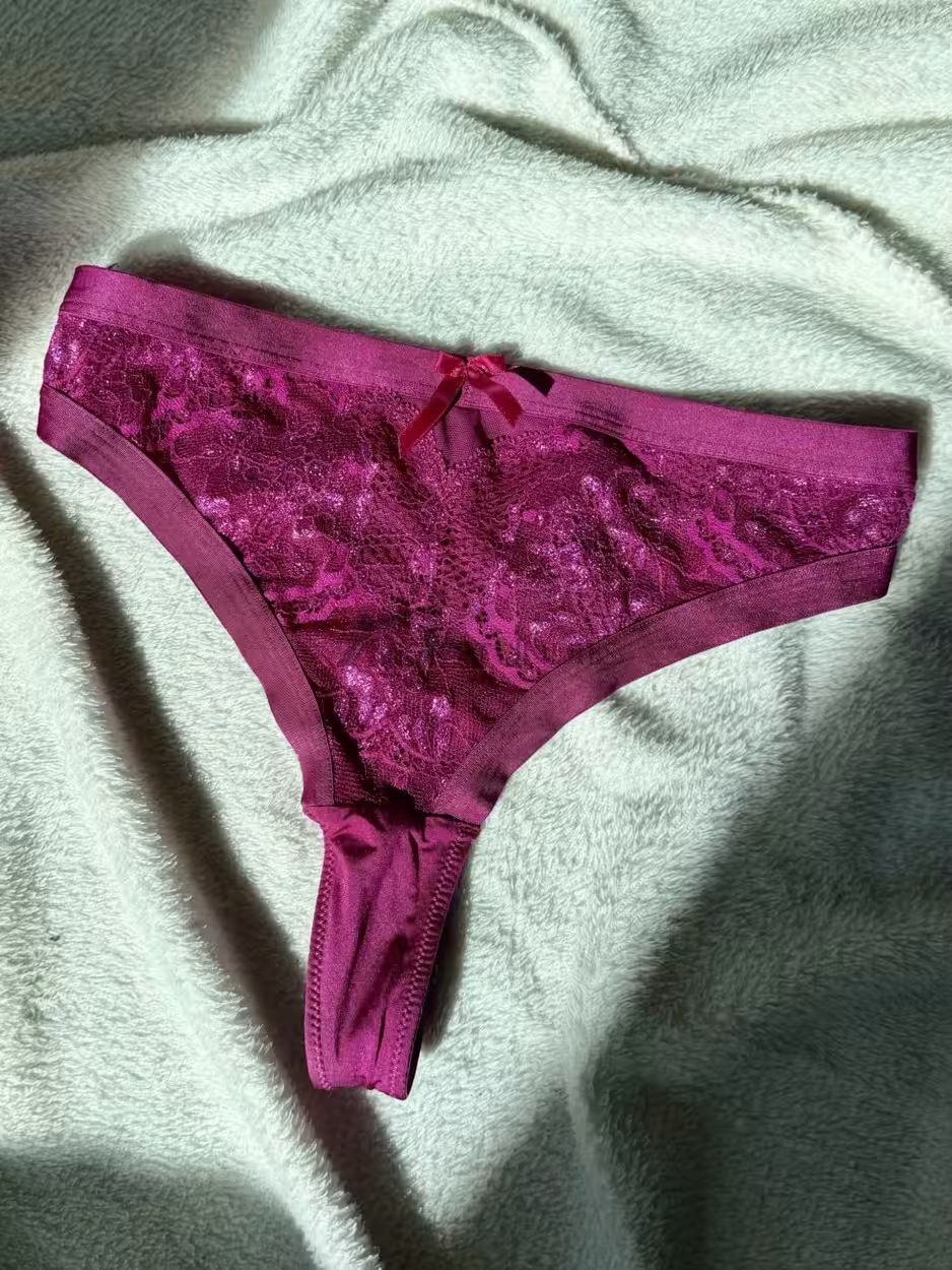 Getragener Lila/Violetter String, glänzend – Bild 2