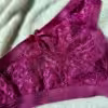Getragener Lila/Violetter String, glänzend