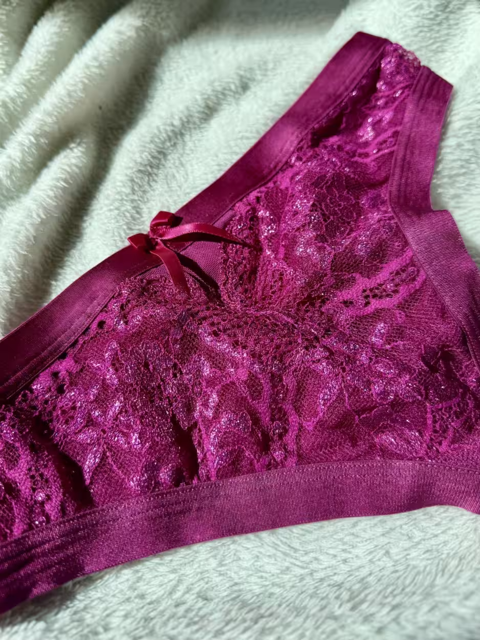 Getragener Lila/Violetter String, glänzend – Bild 3