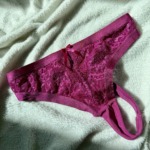 Getragener Lila/Violetter String, glänzend