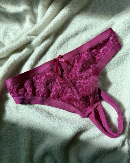 Getragener Lila/Violetter String, glänzend