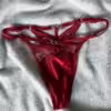 Verführerischer roter String