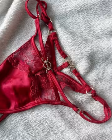 Kategorie getragene Jeans & Hosen kaufen 33 Verführerischer roter String