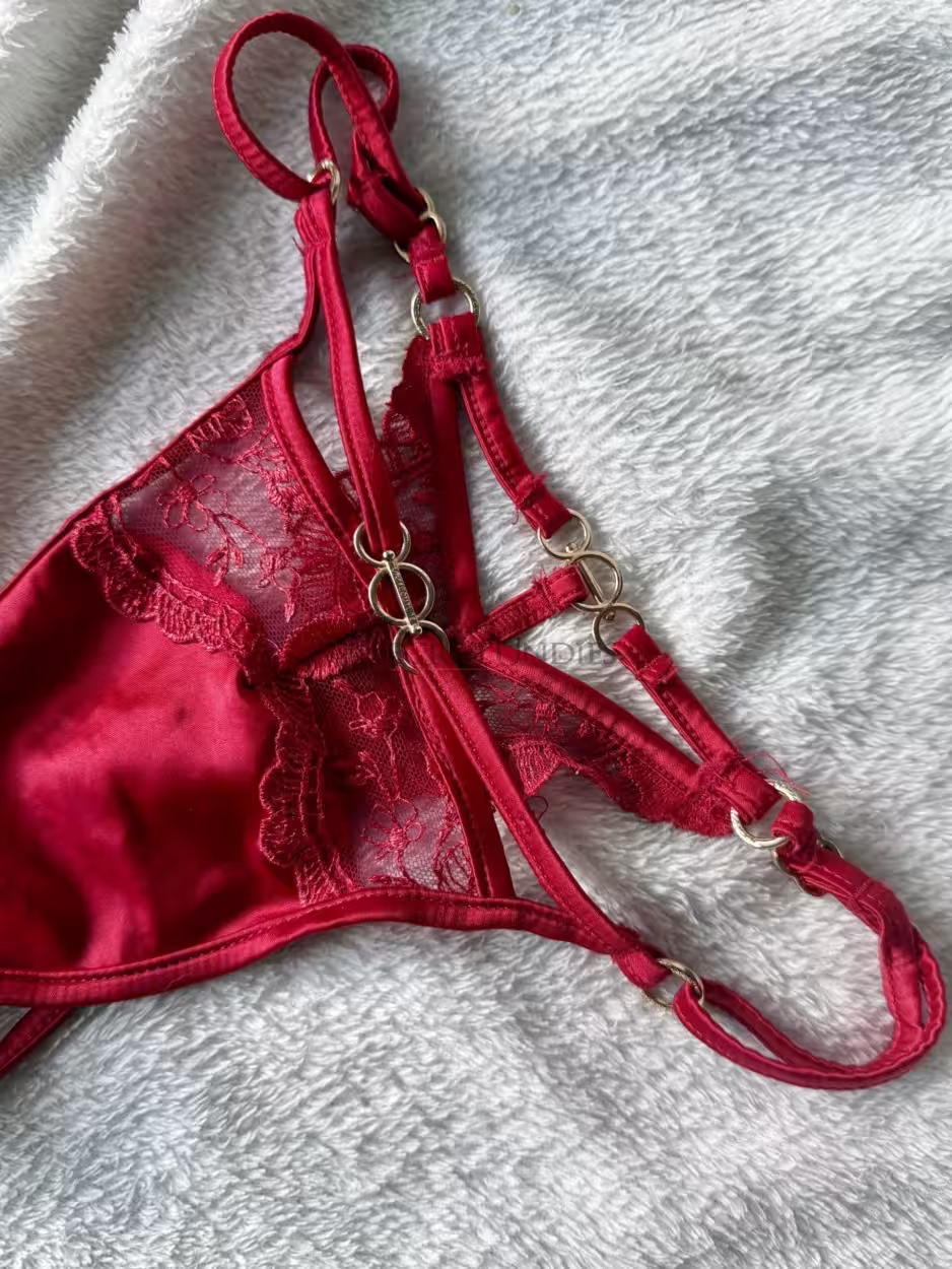 Verführerischer roter String