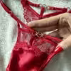 Verführerischer roter String