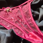 Bordeauxroter String 4 weinrote spitzen string mit verstärungen und golddetail
