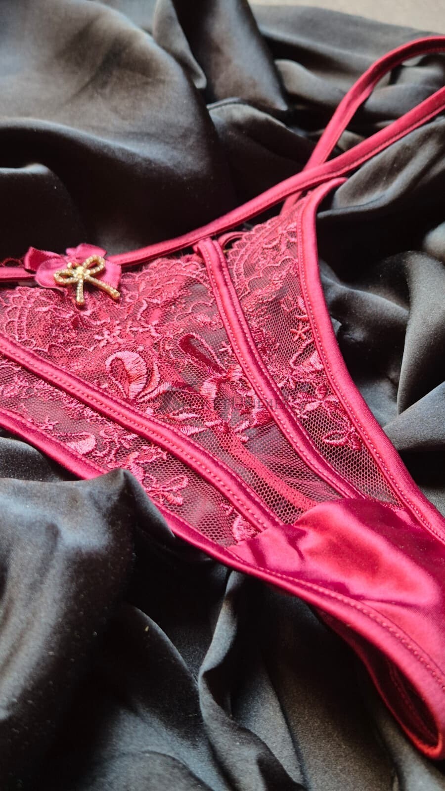 Bordeauxroter String 1 weinrote spitzen string mit verstärungen und golddetail