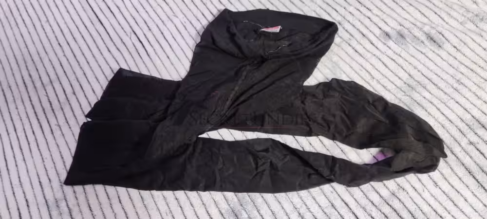 Schwarze getragene Nylonstrumpfhose
