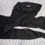 Schwarze getragene Nylonstrumpfhose