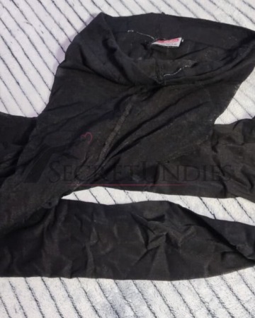 Schwarze getragene Nylonstrumpfhose