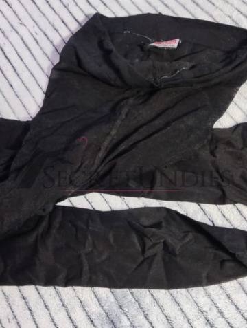 Schwarze getragene Nylonstrumpfhose