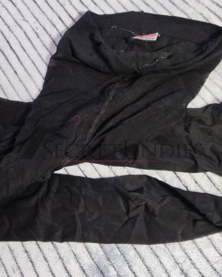 Schwarze getragene Nylonstrumpfhose