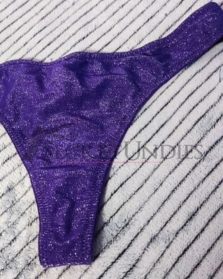 Lila glänzender String - getragen - Auf individuelle Wünsche wird eingegangen