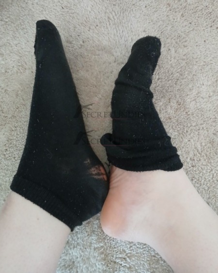 2 Tage getragene schwarze Sneakersocken