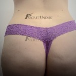 Tanga in Violett mit feinem Spitzen-Design