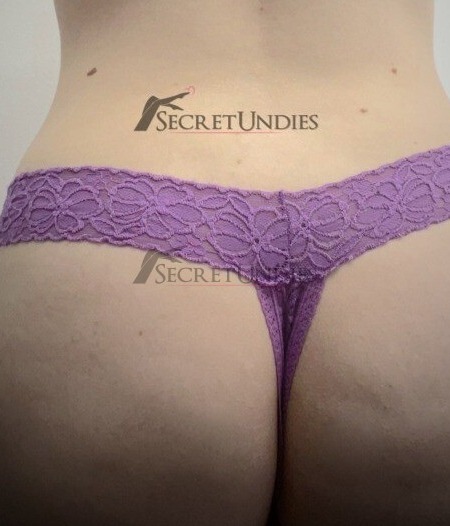 Tanga in Violett mit feinem Spitzen-Design