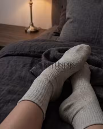Weiße schwitzige Tennissocken