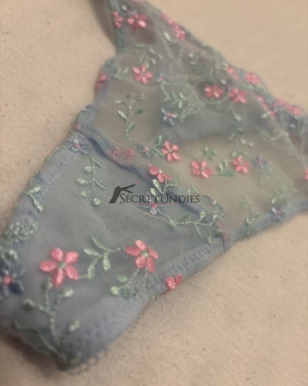 Romantischer Spitzen-String mit zarten Blüten – perfekt für besondere Momente