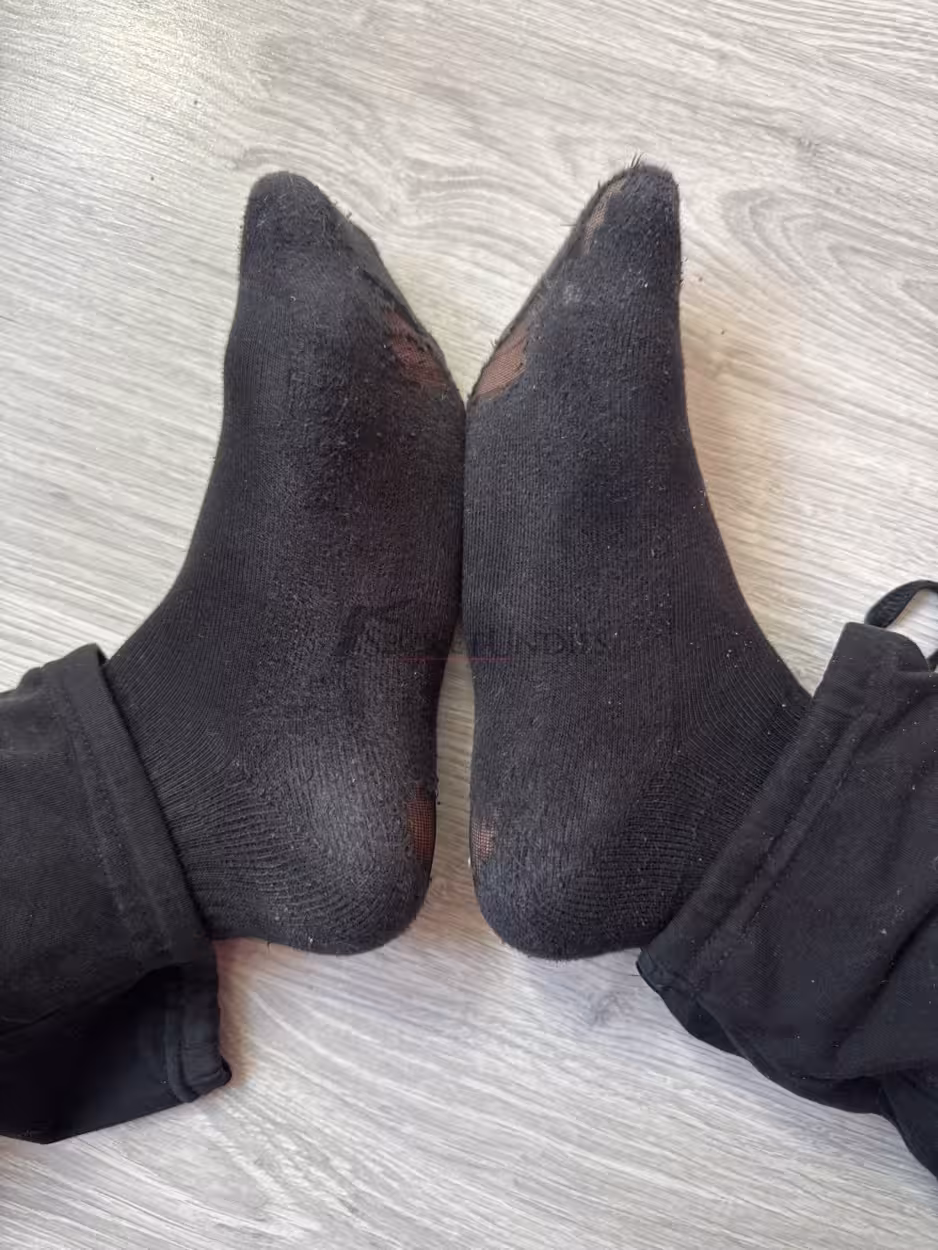 Schwarze abgenutzte Socken – Bild 2